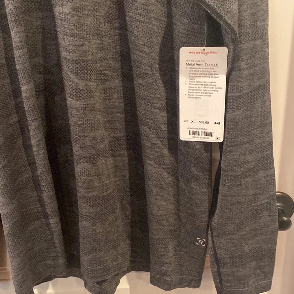 New Lululemon Men’s Long Sleeve - Picture 2 of 5